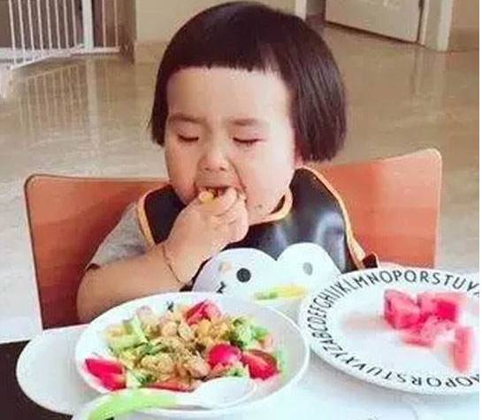 这个美女身材娇小,一顿吃下8斤米饭! 为啥吃这