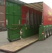 服了！大卡车这种装卸货物方式，真是脑洞大开！