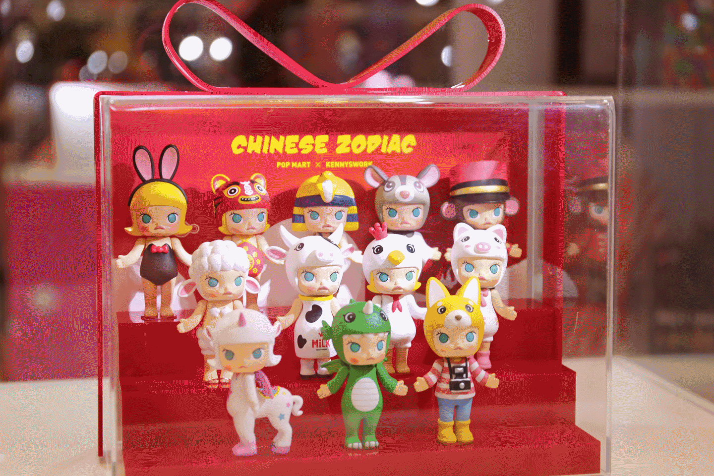 果不其然!狂热粉太多! 进去后发现负一楼的molly展区挤满了人!