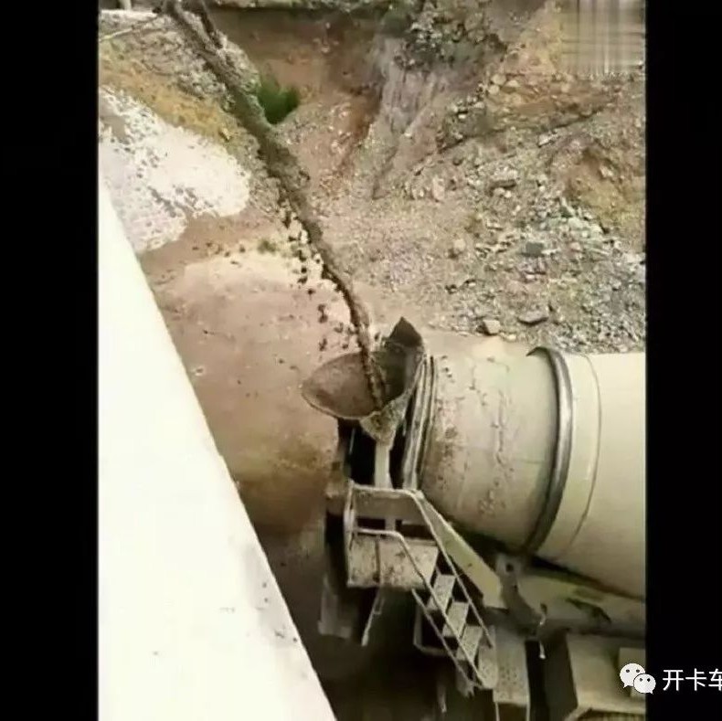 这两辆混凝土罐车真牛逼，竟然能这么装卸，万万没想到