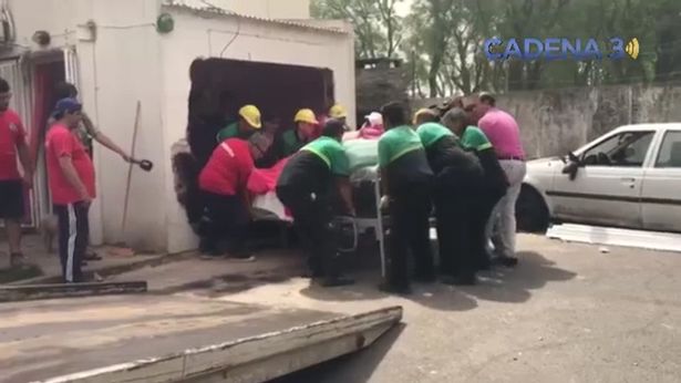 阿根廷490公斤女子患病无法出门 消防员破墙救助