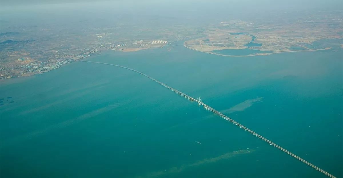 大海啊全是水,桥上啊全是腿…青岛海上马拉松