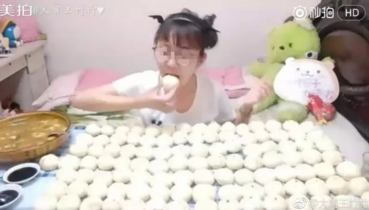 女孩一顿吃135个包子，你们信吗？