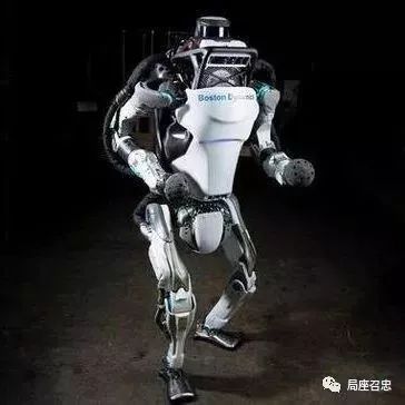 这个蠢萌机器人学会了后空翻!