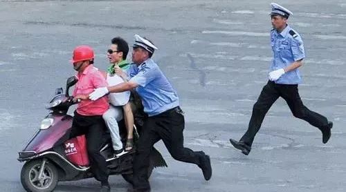 见过电动车闯祸，从没见过这么搞笑的！