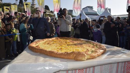 为了纪念索契建城日烹饪的巨型奶酪饼被载入俄罗斯纪录大全。来源：俄罗斯索契市政府。