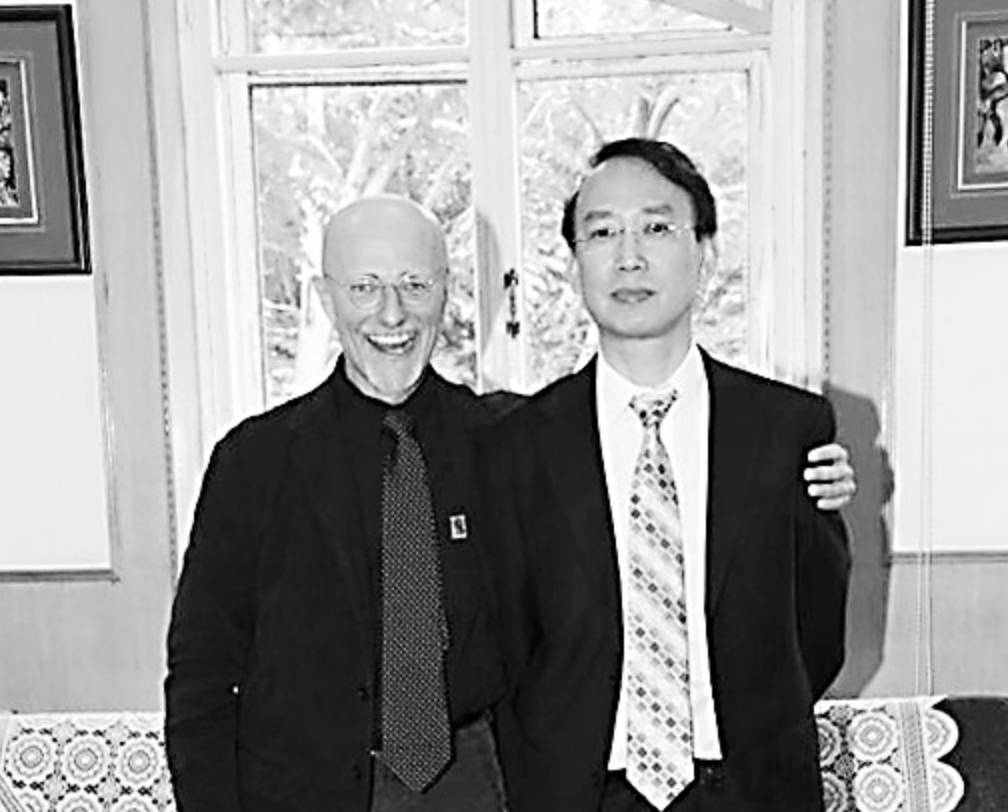 计划合作“头移植”手术的任晓平教授(右)和意大利神经外科专家卡纳维罗