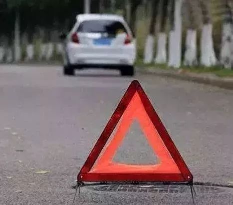 网传新交规:上高速不带灭火器、警示牌扣6分!