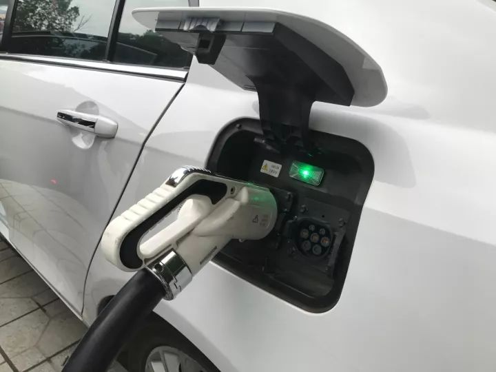 成都明起启用新能源汽车专用号牌，不限行，可享免费停车！