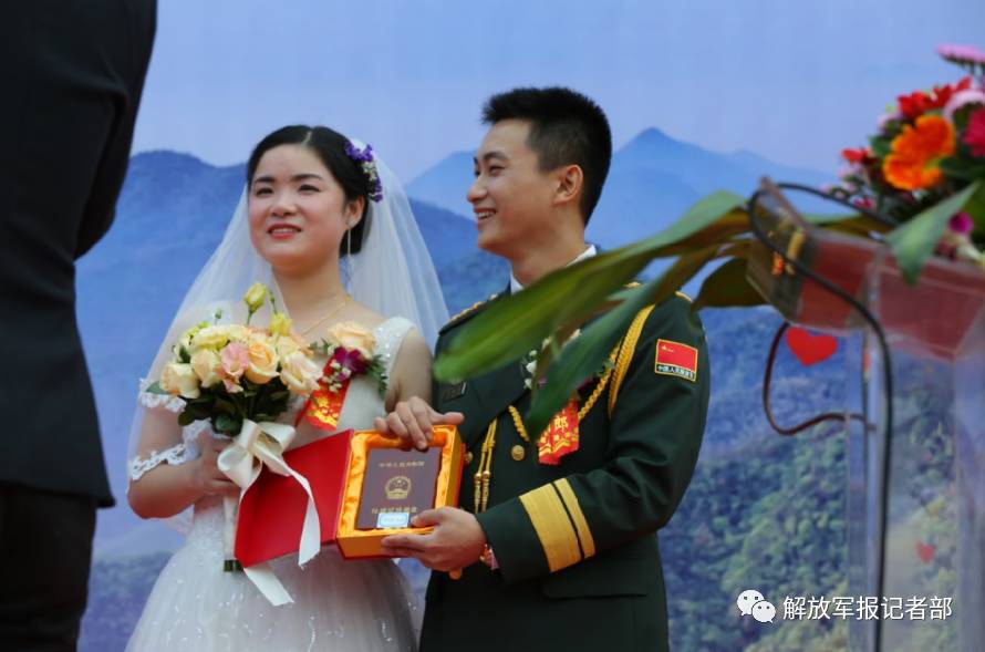 幸福的晒出自己的结婚证周琪偲夫妇代表新人倒香槟甜蜜相吻为新人