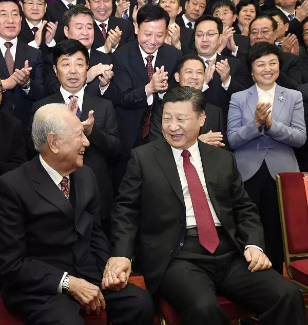 ▲11月17日，习主席邀请黄旭华坐在自己身边合影。（新华社）