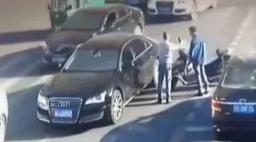 电动车又闯红灯！赔3万！