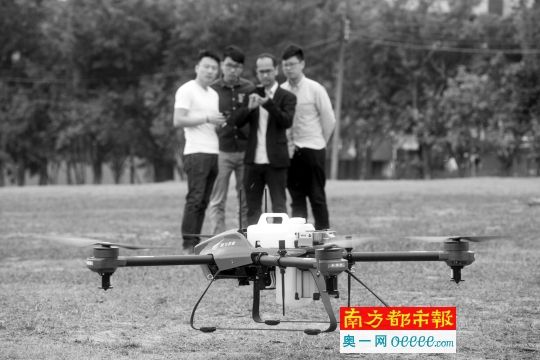 无人机实名登记系统 广州天河智慧城大观湿地公园旁的一块空地上,极飞科技的技术人员在测试新型号的无人机产品。南都记者 谭庆驹 摄
