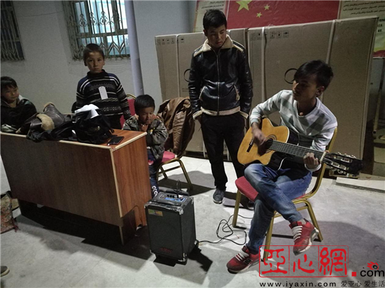 新疆和田县:唱响十九大 工作队为村民安装路灯