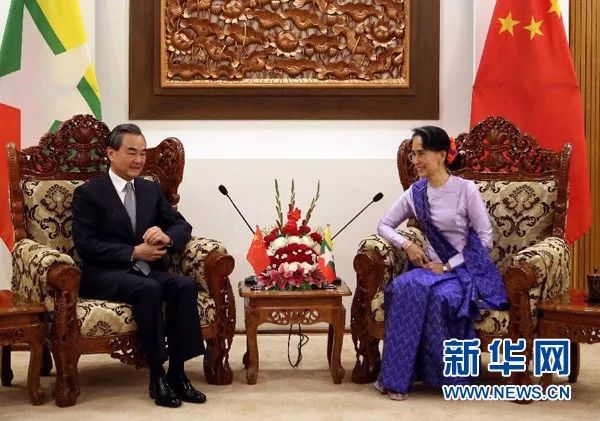 △11月19日，中国外交部长王毅（左）在内比都与缅甸国务资政兼外交部长昂山素季举行会谈。