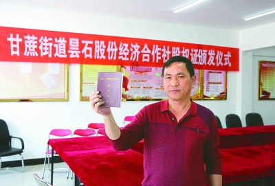 在福建闽侯县桃田村村委会的会议室里,闽侯县委书记李永祥正在为村里