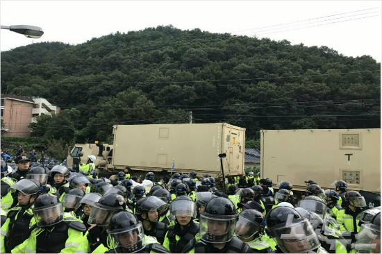 9月7日，韩国居民阻拦运往“萨德”基地的车辆