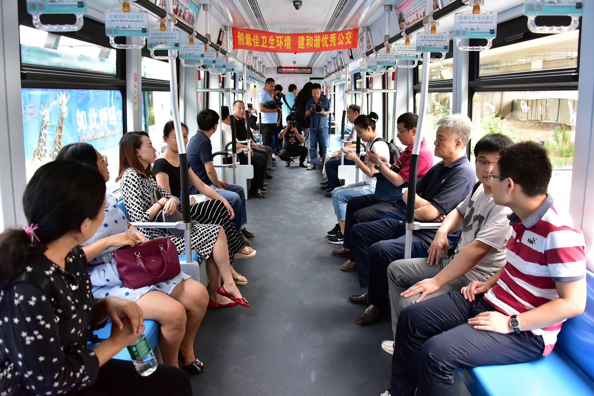 公交车上露出的嫩妹子 [22P] 套图打包下载 成人图片 Qinimg