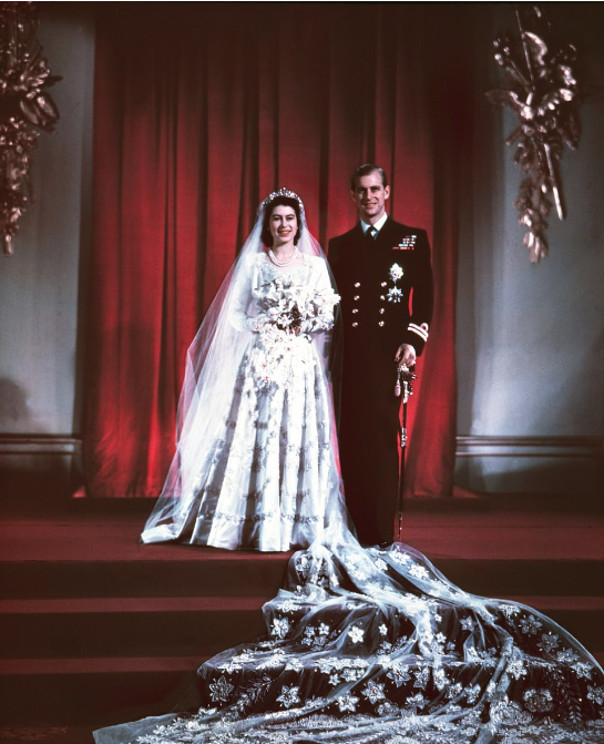  女王夫妇的结婚照。（图片来源：《每日邮报》）