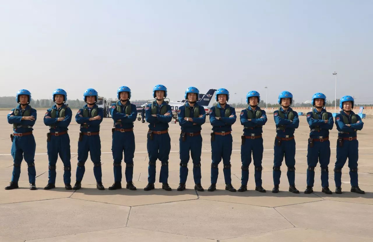 随着最后一架战鹰平稳着陆 海军航空大学某团承训的 海军首批与清华