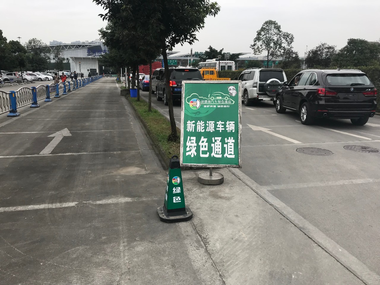 成都第一块新能源专用车牌!出行不受限,停车有