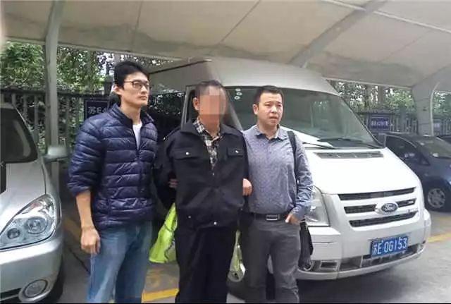 亡时跟野狗抢过食,在他快忘了自己是个杀人犯