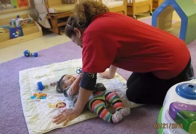 国的奶奶还在喂5岁孙子,美国的我们把5个月的