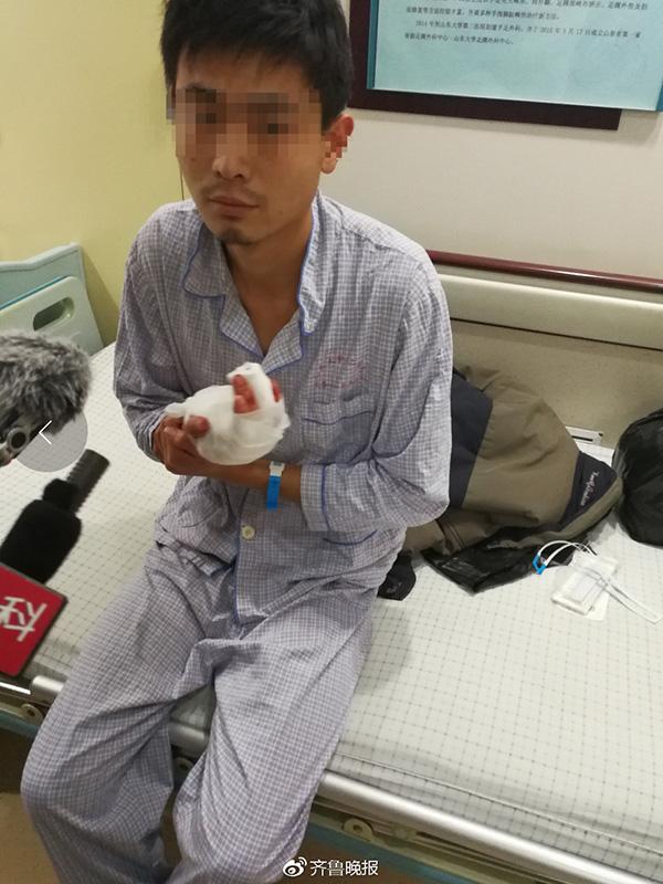 受伤的米线店店主 齐鲁晚报微博 图