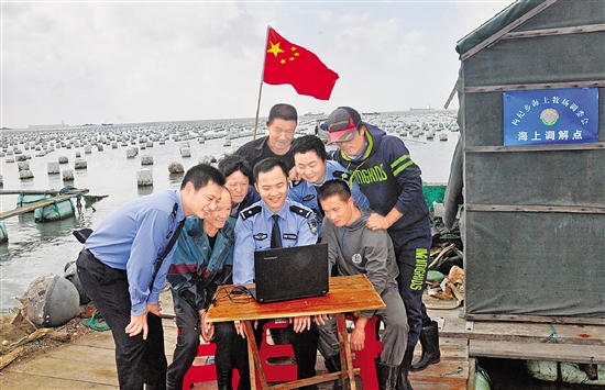 海上调解点收看党的十九大开幕会。　汤建力　摄