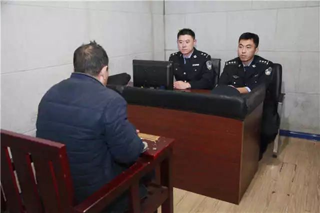 亡时跟野狗抢过食,在他快忘了自己是个杀人犯