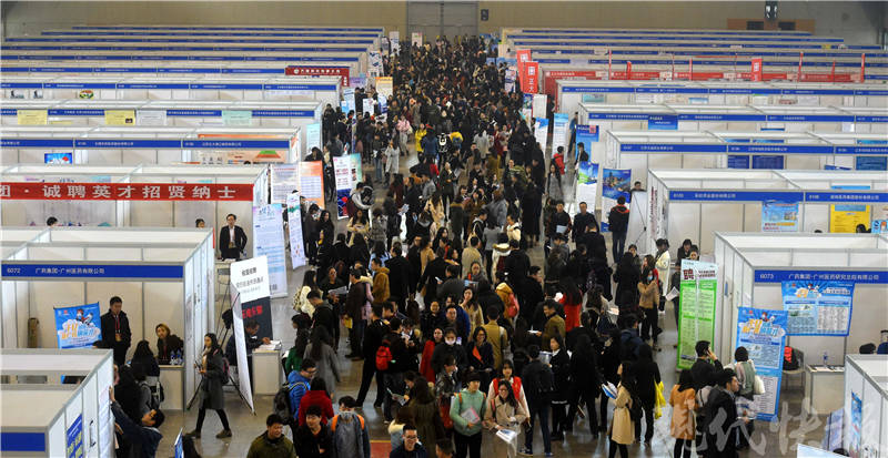 《急诊科医生》太假了?95后准医生们求职都有