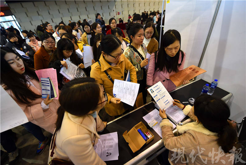 《急诊科医生》太假了?95后准医生们求职都有