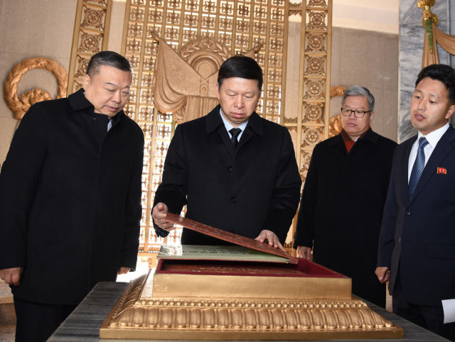 11月19日,宋涛翻阅友谊塔内志愿军烈士名册。(新华社记者程大雨摄)