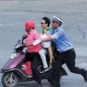 见过电动车闯祸，从没见过这么搞笑的！