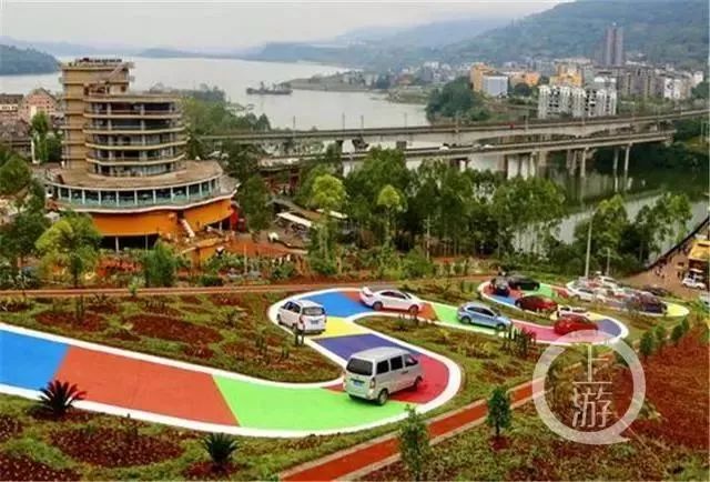 在彩虹上开车!不愧是全国网红路最多的城市