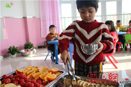 新疆吉木萨尔县幼儿园开展文明自助餐活动|幼