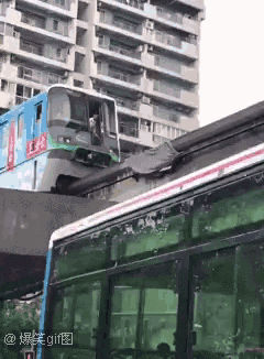 在彩虹上开车!不愧是全国网红路最多的城市