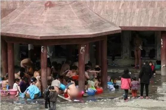 河南深山里竟藏了个千年露天浴场,男女裸浴不避窥探,成旅游风景线!