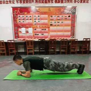 动作要领:膝盖跪地,大腿与地板垂直,双手贴地,张开距离与肩膀同宽