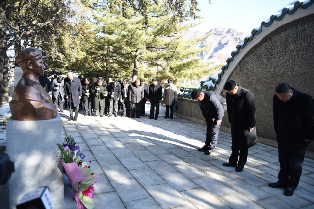  11月19日，在桧仓中国人民志愿军烈士陵园，宋涛在墓园内的毛岸英烈士墓前默哀。（新华社记者程大雨摄）