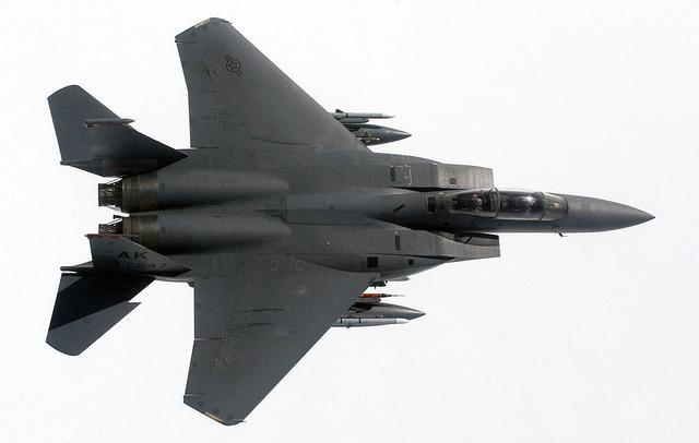 F-15E的F100-PW-220，标志性的裸奔式尾喷口