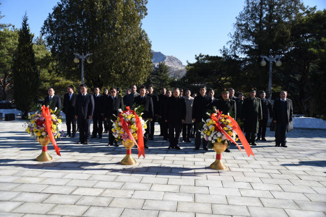 11月19日，宋涛在桧仓中国人民志愿军烈士陵园园内纪念碑前肃立。（新华社记者程大雨摄）