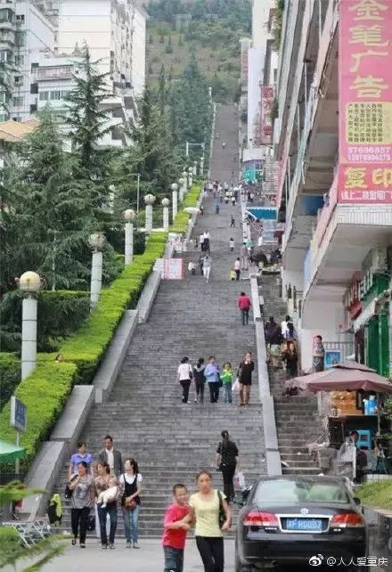 在彩虹上开车!不愧是全国网红路最多的城市