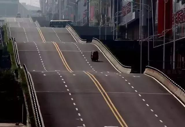 在彩虹上开车!不愧是全国网红路最多的城市