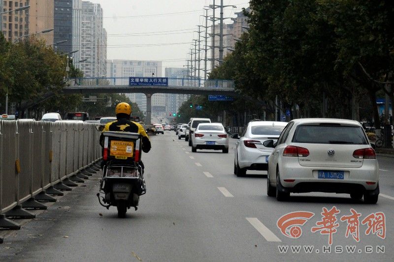 为完成送单 西安外卖员骑行在快车道|外卖|送餐