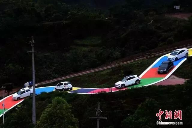 在彩虹上开车!不愧是全国网红路最多的城市
