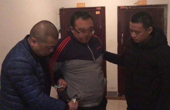 外卖小哥嫌店家出餐慢遭投诉差评 捅伤4人后被