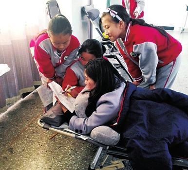 女教师尾椎损伤趴折叠床辅导学生 网友:被暖哭