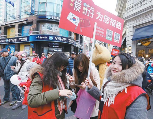 　　去年春节期间来韩旅游的中国游客正在明洞大街游览。（韩国《中央日报》）