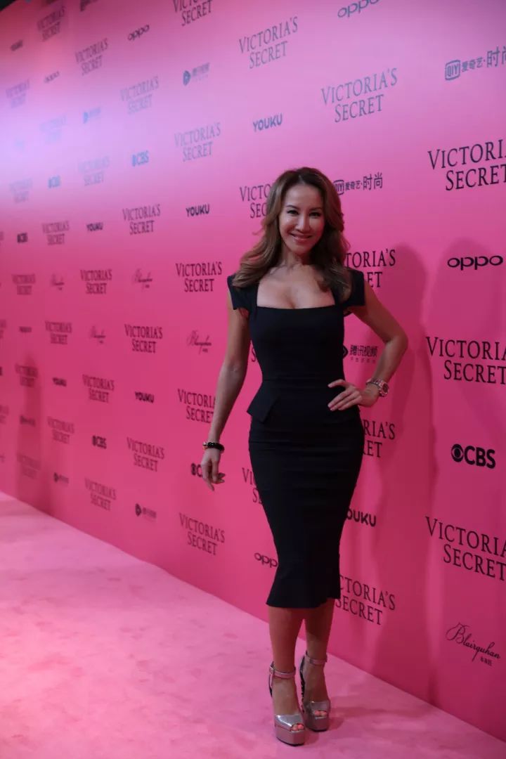 红牡丹、青花瓷、中国天使!维密大秀上的中国元素惊艳世界!|张亨伟|奚梦瑶|刘雯_新浪新闻